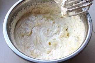 淡奶油加糖打发到有清晰纹路