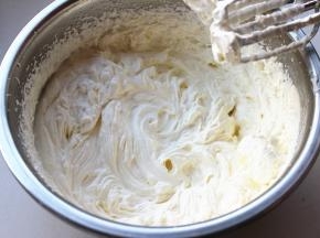 淡奶油加糖打发到有清晰纹路