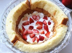 加入奶油和草莓块