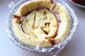 再抹一些奶油弄平表面，把剩余的蛋糕条铺在表面