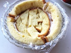 再抹一些奶油弄平表面，把剩余的蛋糕条铺在表面