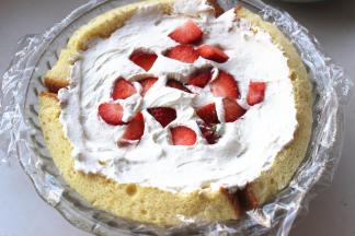 再次堆满奶油和草莓