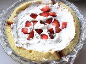 再次堆满奶油和草莓