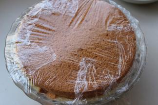 保鲜膜包好，冷藏40分钟以上定型