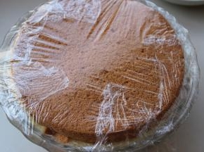 保鲜膜包好，冷藏40分钟以上定型