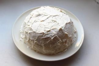 剩余的奶油抹在蛋糕表面