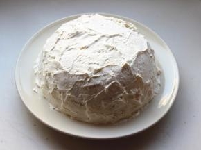 剩余的奶油抹在蛋糕表面