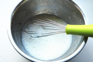 牛奶和玉米油混合，用手抽打发一下，至完全乳化。