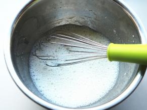 牛奶和玉米油混合，用手抽打发一下，至完全乳化。