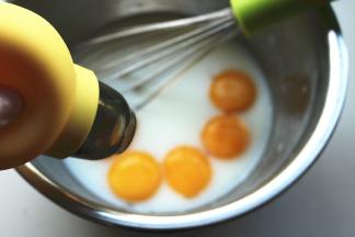 用分蛋器分离蛋黄和蛋白，蛋黄加入牛奶玉米油混合物。