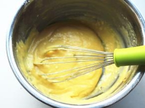 再次用手抽之字形混合均匀。