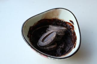 可可粉加少许热水混合成溶液，放入巧克力块。