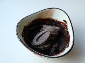 可可粉加少许热水混合成溶液，放入巧克力块。