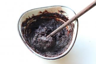 隔热水慢慢使巧克力融化，加入10克白糖混合均匀，并且放热水里保持温度避免巧克力溶液再凝固。