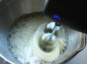 蛋白加入少许盐，几滴柠檬汁，打发到醋泡状态后加入60克白糖继续打发。