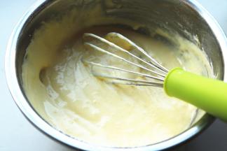 挖一些蛋白霜到蛋黄糊里，之字形搅拌均匀。