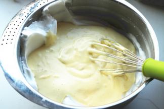 再倒回到剩余蛋白霜里。