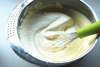 继续翻拌均匀。