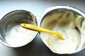 把蛋糕糊分成两部分，不需要太均匀。