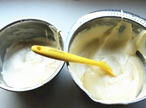 把蛋糕糊分成两部分，不需要太均匀。