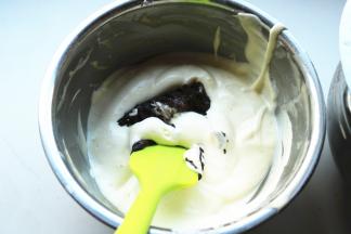 略微少的那部分加入刚才的巧克力溶液。