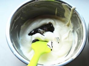 略微少的那部分加入刚才的巧克力溶液。