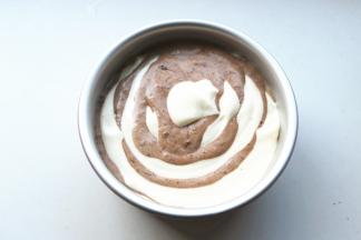 依次交替着放入所有蛋糕糊。