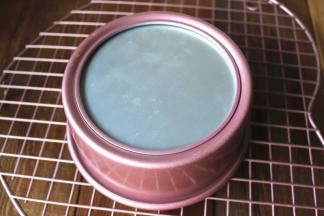 烤好的蛋糕，拿出来迅速倒扣。