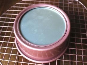 烤好的蛋糕，拿出来迅速倒扣。