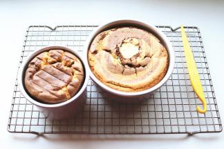 凉透的蛋糕，用脱模刀协助脱模。