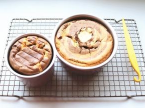 凉透的蛋糕，用脱模刀协助脱模。