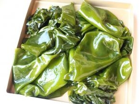 煮好的海带凉水浸泡一会，捞出来沥干水分。