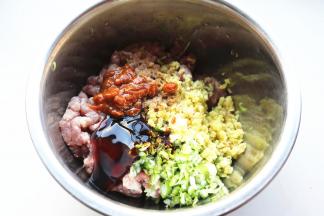 猪肉馅加入葱姜末和所有调料。