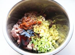 猪肉馅加入葱姜末和所有调料。