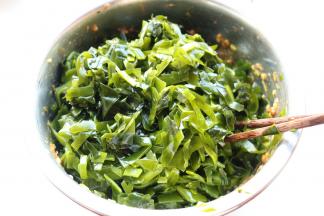 加入切碎的海带。