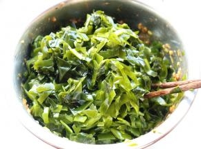 加入切碎的海带。