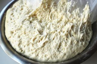 面粉加水和酵母揉成面团，发酵至2倍大，出现蜂窝。