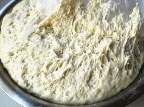 面粉加水和酵母揉成面团，发酵至2倍大，出现蜂窝。