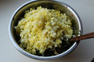 挤干水分的白菜，加入馅料中。