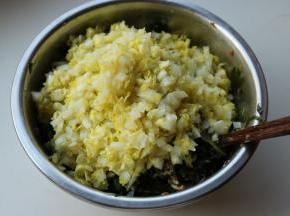 挤干水分的白菜，加入馅料中。