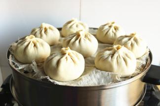 包好的包子醒发20分钟，放入蒸锅，烧开上汽后再蒸20分钟，关火后再焖5分钟，包子就做好了。