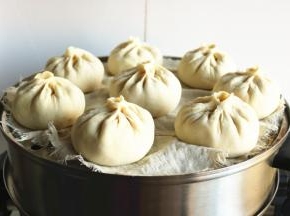 包好的包子醒发20分钟，放入蒸锅，烧开上汽后再蒸20分钟，关火后再焖5分钟，包子就做好了。