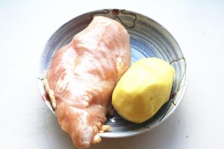 准备好食材，土豆去皮，鸡胸肉洗净。
