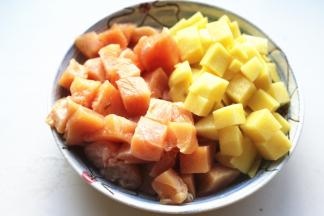 全部切成丁，鸡丁炒完后会缩一些，为了保持食材形状一致性，土豆丁要略微切小一些。