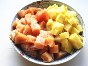 全部切成丁，鸡丁炒完后会缩一些，为了保持食材形状一致性，土豆丁要略微切小一些。