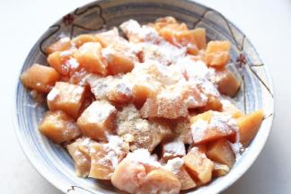 鸡丁撒少许生粉，鸡粉，以及花生油。