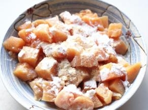 鸡丁撒少许生粉，鸡粉，以及花生油。