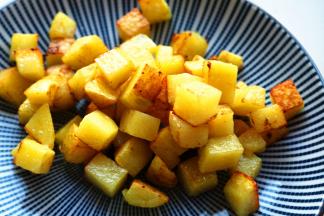 煎好的土豆块盛出待用。