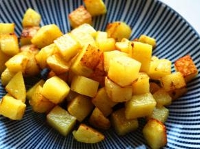 煎好的土豆块盛出待用。