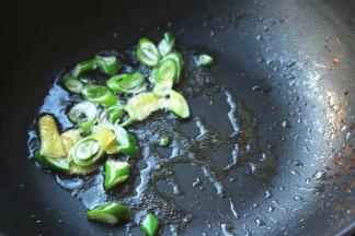 炒锅放油，下入葱姜爆香。